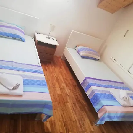Apartment Dora *